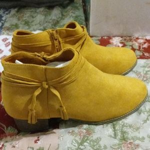 OLD NAVY NEW WOMEN'S YELLOW BOOTS/SHOES